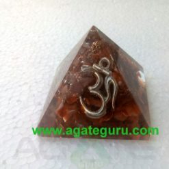 Red aventurian orgone om pyramid